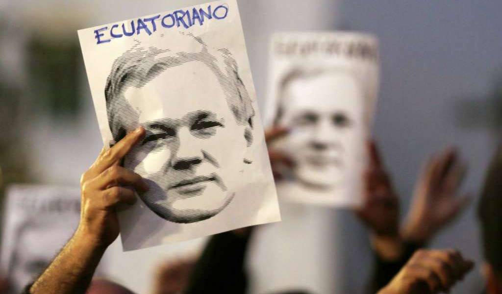 Assange demanda a Cancillería ecuatoriana