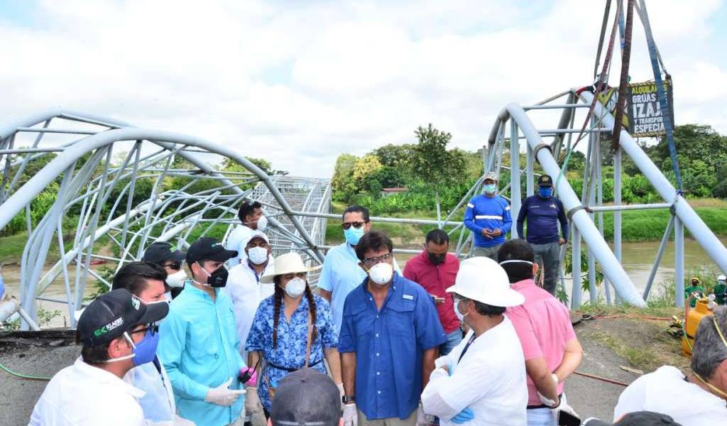 Remueven restos de puente caído en Colimes