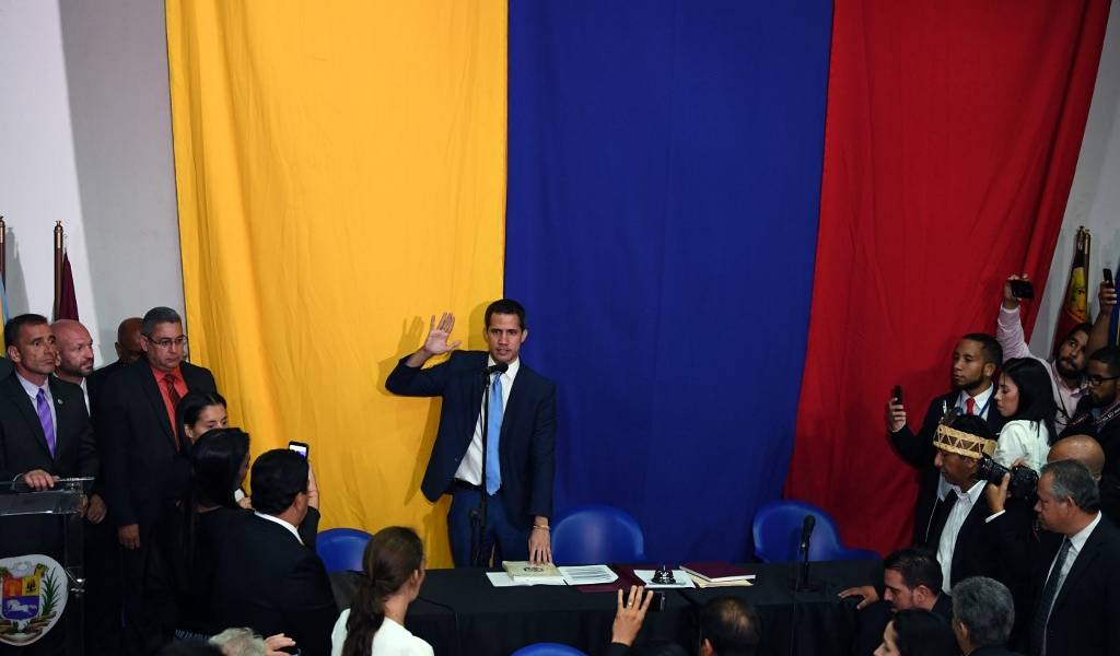 Guaidó es ratificado presidente del Parlamento por diputados de oposición