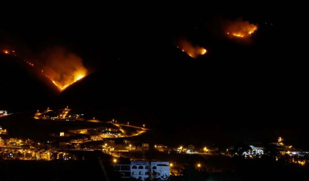 Casitagua continúa en llamas tras más de 35 horas