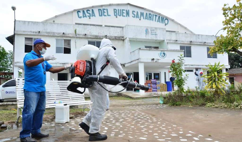 30.000 unidades de insumos médicos y equipos entregados a 15 centros de salud del Guayas