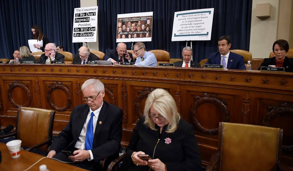 Cámara Baja de EEUU aprueba cargos para juicio contra Trump