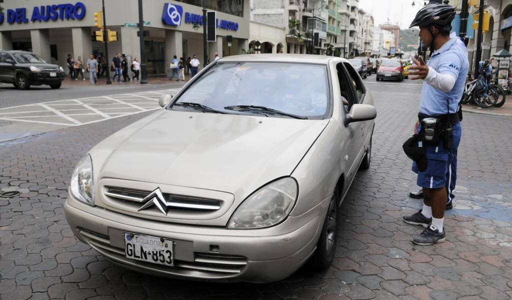 Casi 200 sancionados por infringir nueva ordenanza de tránsito en Guayaquil