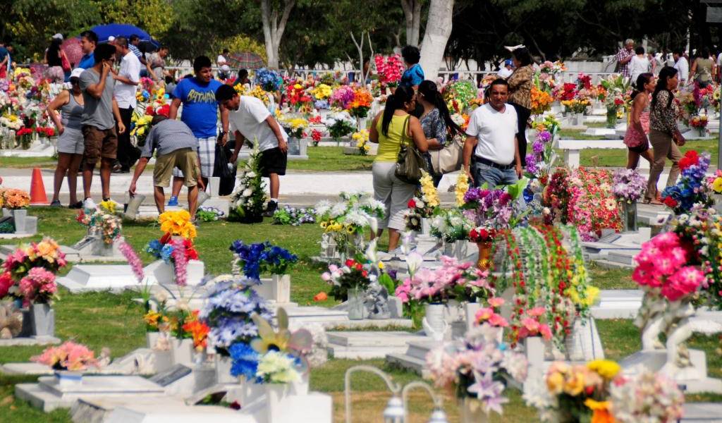 Día de los Muertos se conmemora en el país con comida sobre tumbas