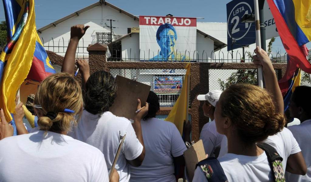 Colectivo que impulsa reelección de Correa busca la firma de Lasso