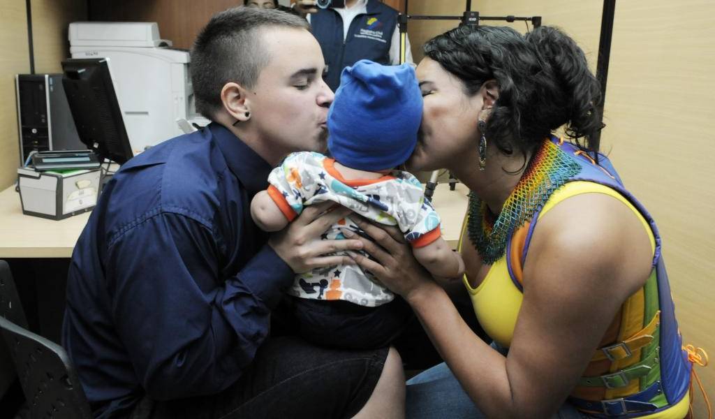 Hijo de pareja transexual, el primero en usar apellido materno en Ecuador