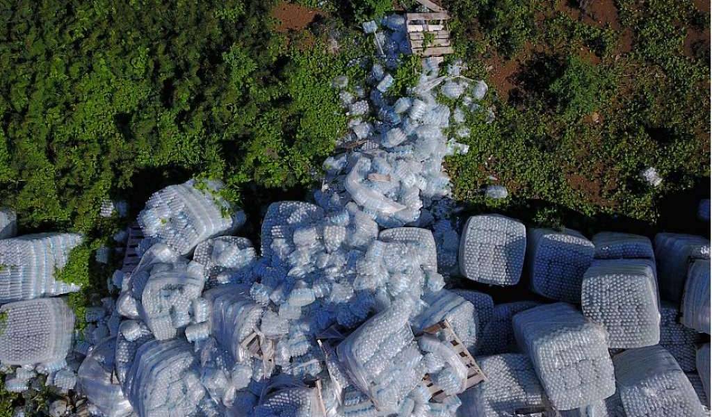 Hallan botellas de agua para emergencias en finca en Puerto Rico