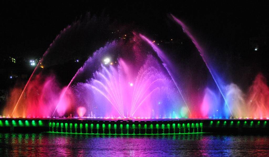 Aguas danzantes y un maravilloso espectáculo de luces encienden a Guayaquil