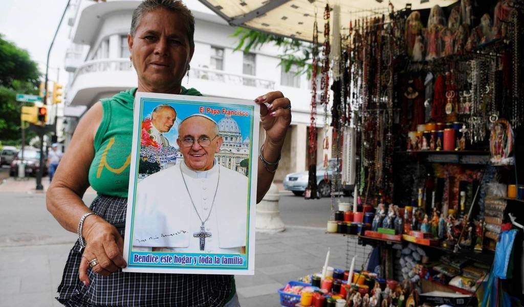 La visita de Francisco aviva el interés de quiteños por los recuerdos papales