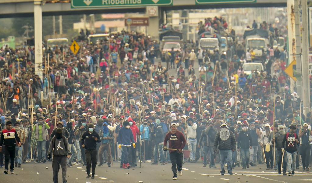 Indígenas burlan cerco militar y se dirigen a Quito
