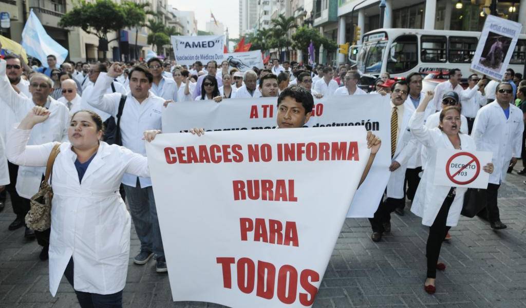 Médicos exigen al Gobierno reconsiderar el decreto 703