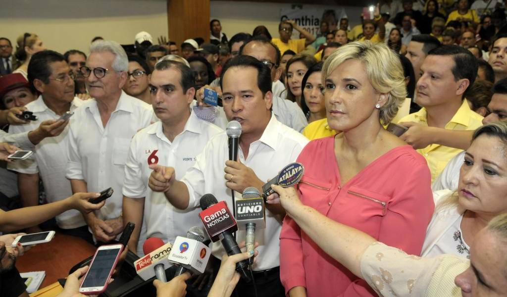 Cynthia Viteri acompaña a asambleístas de Guayas en proceso de inscripción