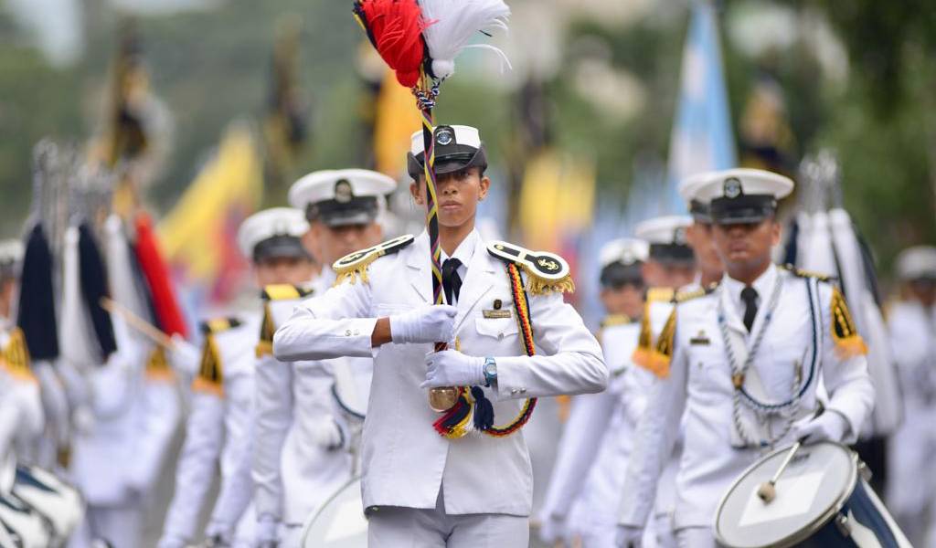 Guayaquil vive sus fiestas con gran desfile naval