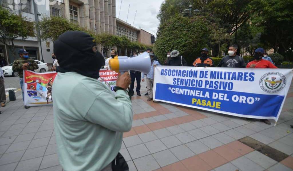 Pensionistas del ISSFA e ISSPOL piden derogar ley que &quot;debilita&quot; su seguridad social