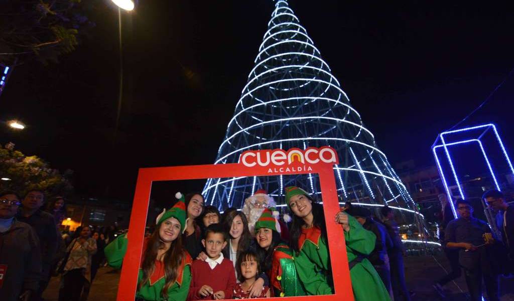 El Árbol de Navidad más grande del país se encuentra en Cuenca