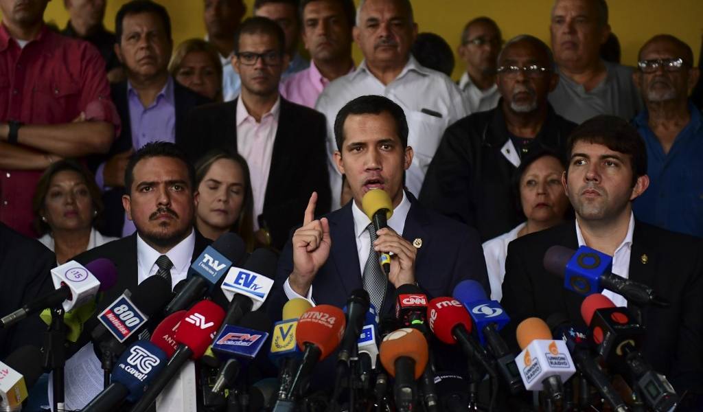Guaidó desafía con marchas hacia cuarteles de Venezuela