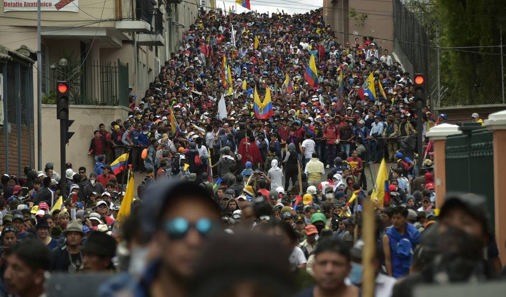 Indígenas y gremios de trabajadores llegan al centro de Quito