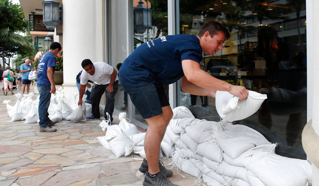 Rescatan a turistas tras impacto de huracán en Hawái