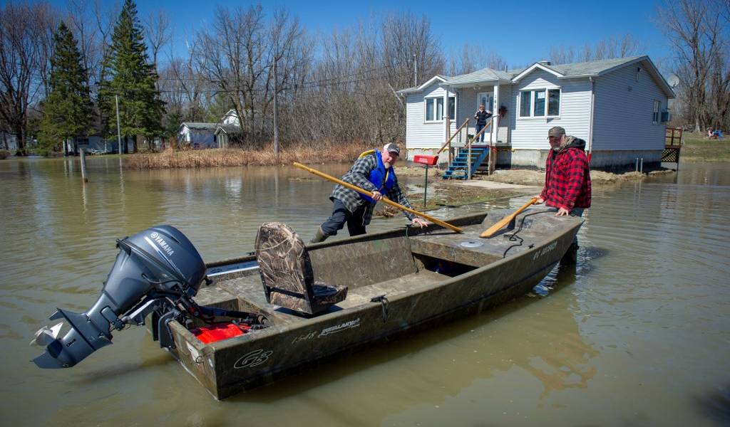 Miles de evacuados por inundaciones en Canadá