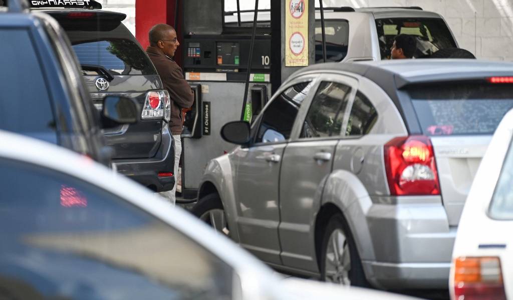 Colas de varios días por gasolina en Venezuela