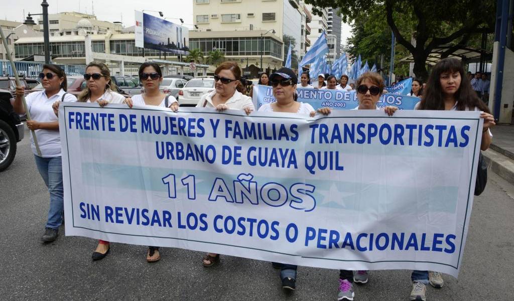 Esposas de transportistas exigen revisión de costos operacionales en Guayaquil