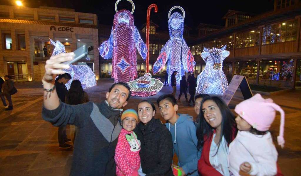 Monumentos navideños que iluminan tres ciudades de Ecuador