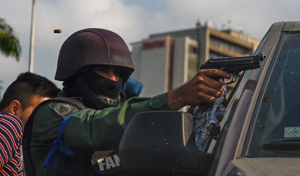 Una banda azul identifica a militares opositores