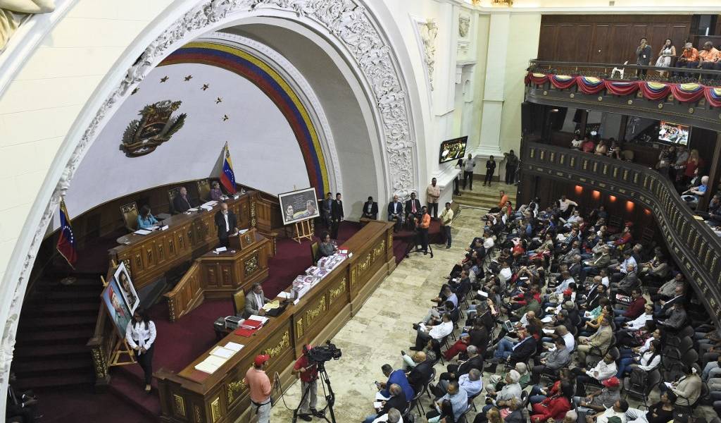 Guaidó bajo amenaza de arresto por usurpar funciones