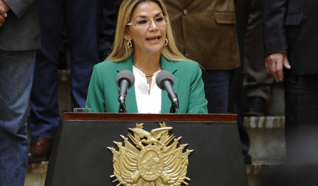 Mandataria interina de Bolivia anuncia su candidatura a la presidencia