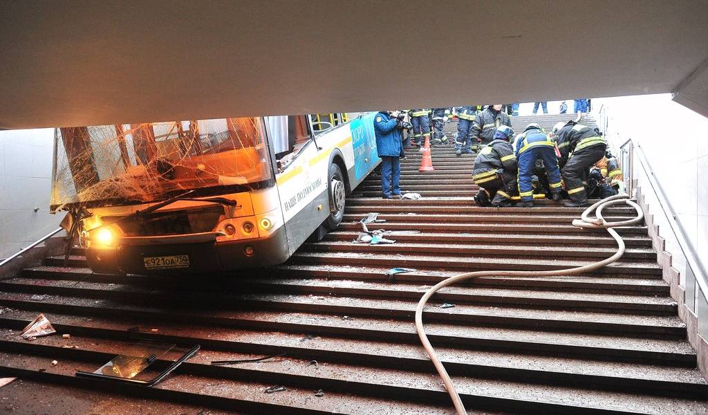 4 muertos tras embestir un autobús un pasaje subterráneo en Moscú