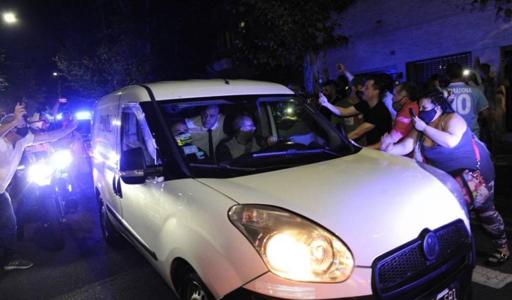 Policía registra bienes de personas que se sacaron fotos con Maradona muerto