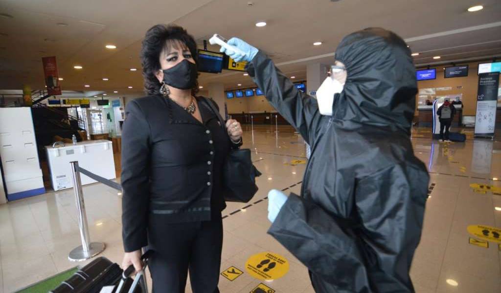 Pasajeros de vuelos nacionales deberán mostrar prueba de COVID