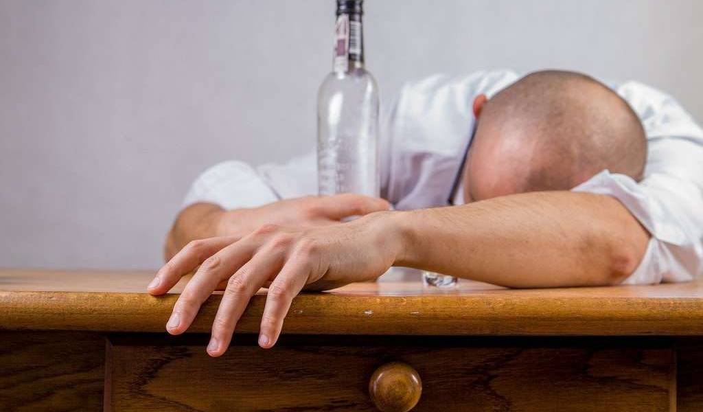 Cada semana de encierro aumenta el consumo excesivo de alcohol, según estudio