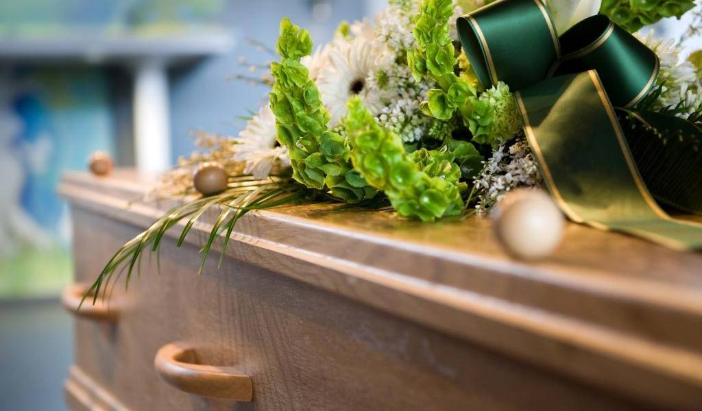 Una mujer roba el anillo de boda de una anciana en su funeral