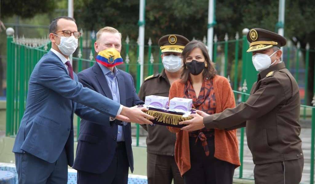 EEUU dona equipos sanitarios para policías en Ecuador