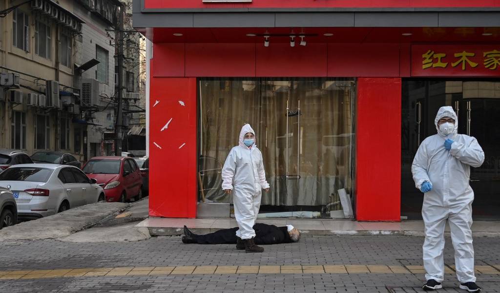 Un hombre yace muerto en la calle en Wuhan, epicentro del coronavirus