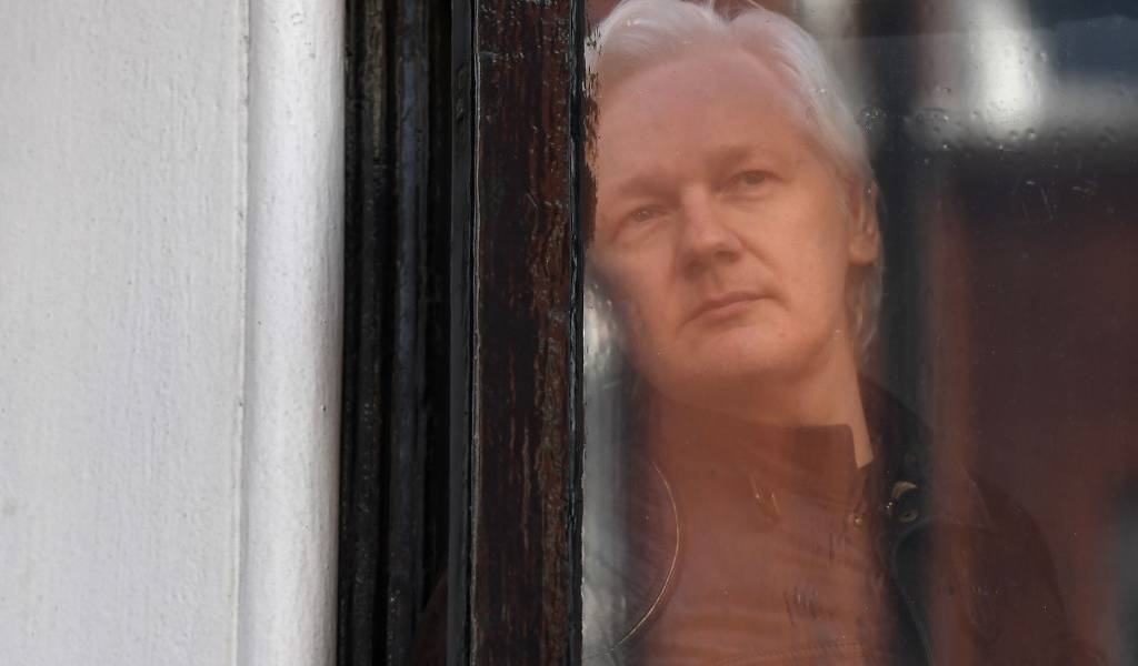 Ecuador desmiente cese de asilo a Assange