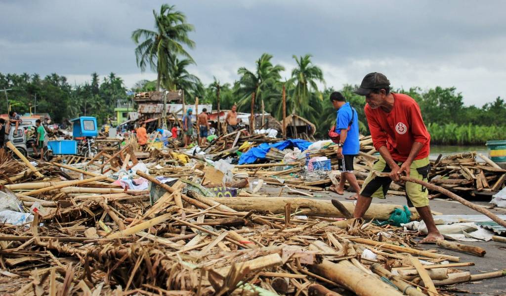 Dos muertos y miles de evacuados por tifón Kammuri en Filipinas