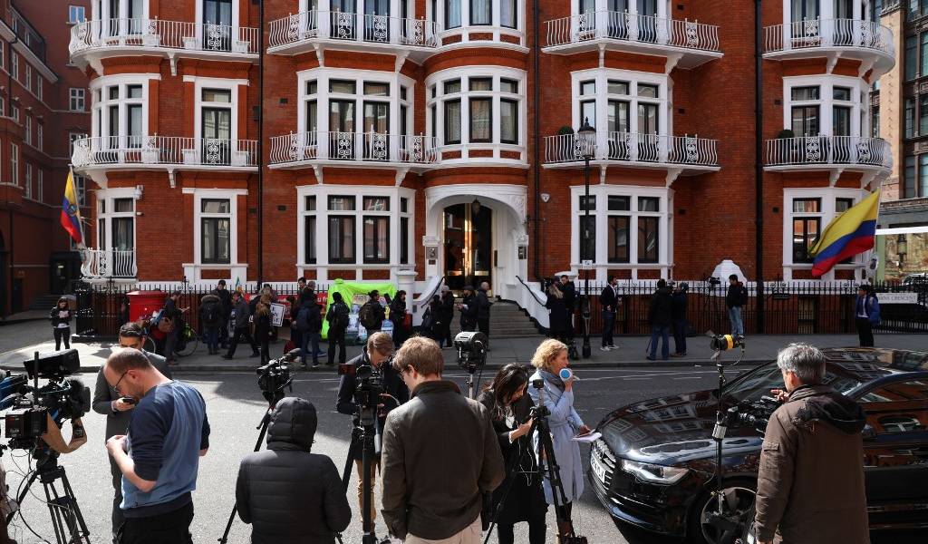 Londres detiene a Assange por petición de EEUU