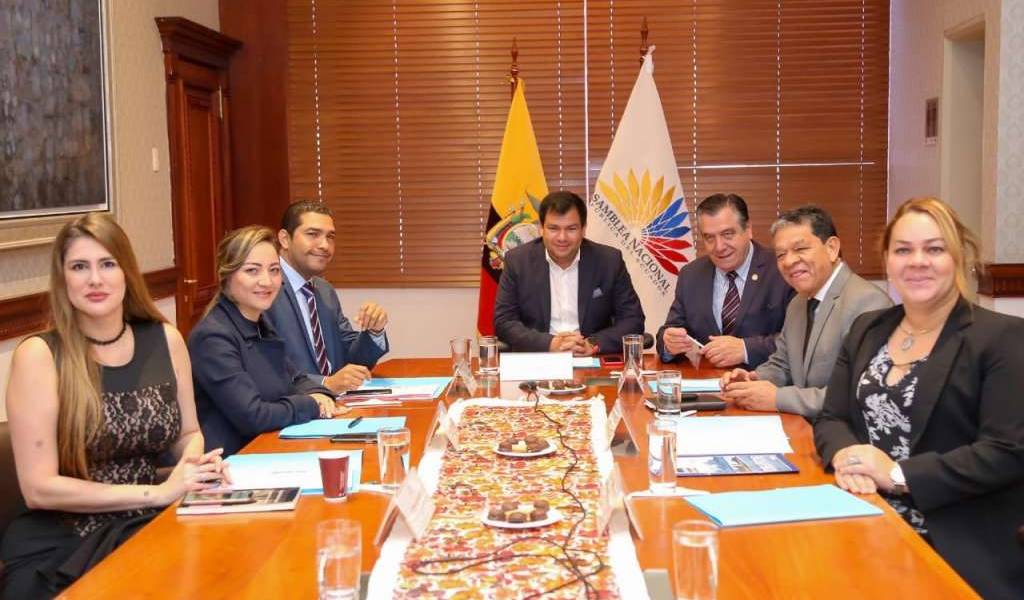 Asamblea aplaza su receso por juicios políticos