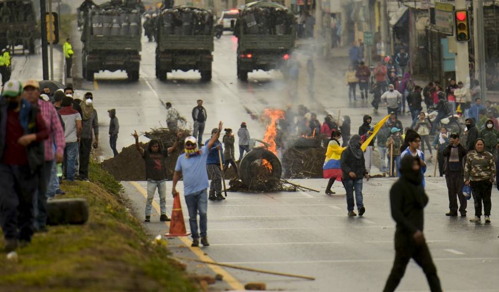Indígenas burlan cerco militar y se dirigen a Quito