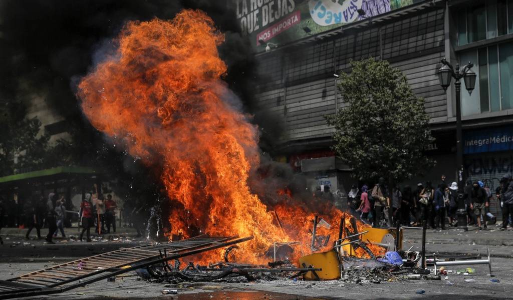 Siguen protestas en Chile a pesar de medidas