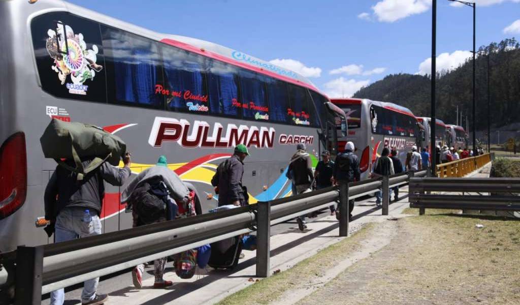 252 migrantes venezolanos son trasladados en buses hacia Huaquillas, frontera con Perú