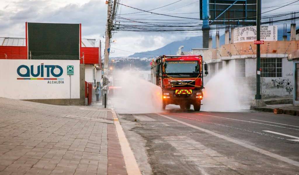 Intenso operativo de desinfección en Quito