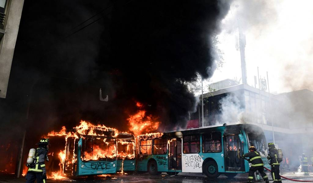 Suspenden circulación de buses en Chile ante protestas