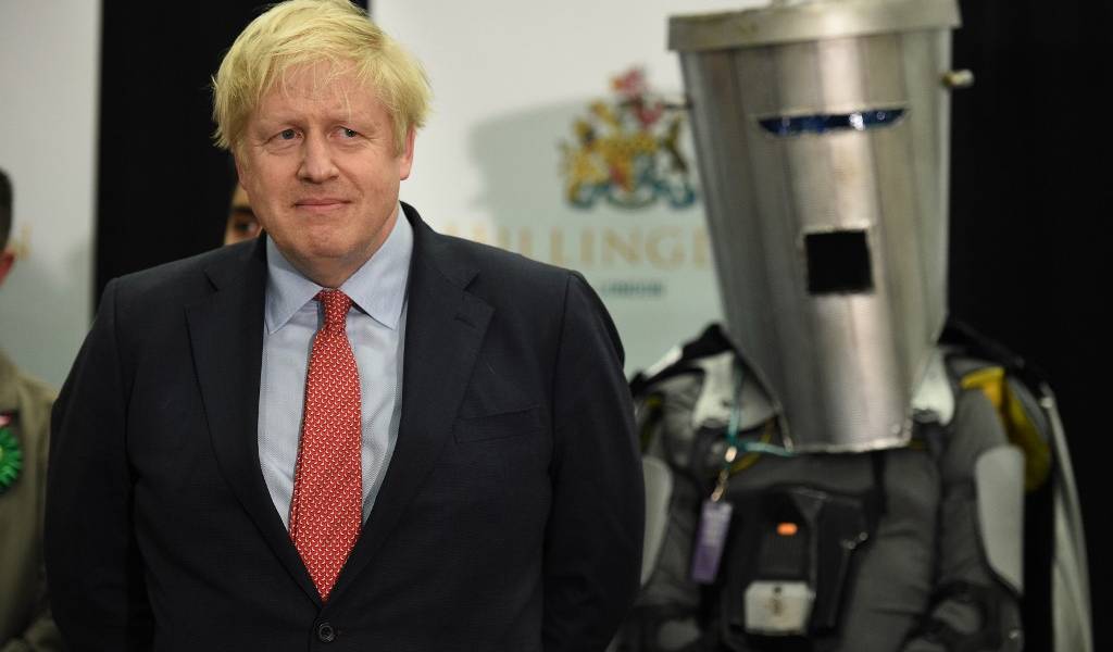 Londres estudia prolongar el confinamiento con Johnson aún hospitalizado