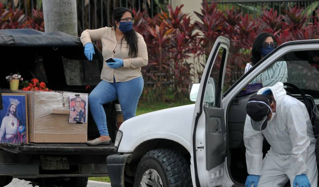 Familias visitan en camposanto de Guayaquil a parientes que murieron durante pandemia