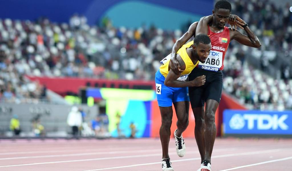 Corredor ayuda a otro a terminar la carrera en Mundial de Atletismo