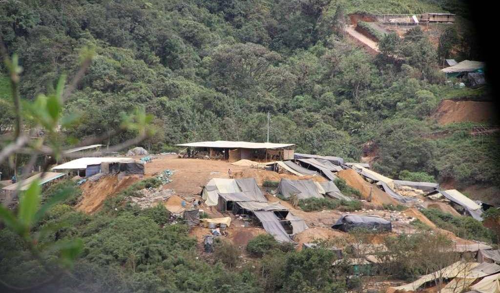 Ecuador y Perú crean comisión contra la minería ilegal