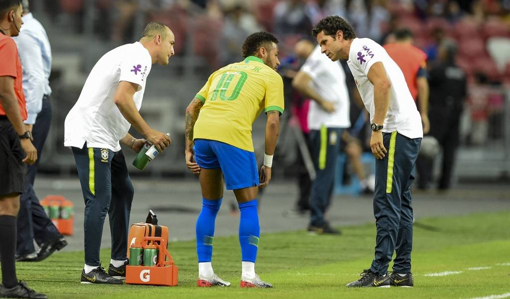 Neymar estará un mes de baja por lesión en isquiotibiales